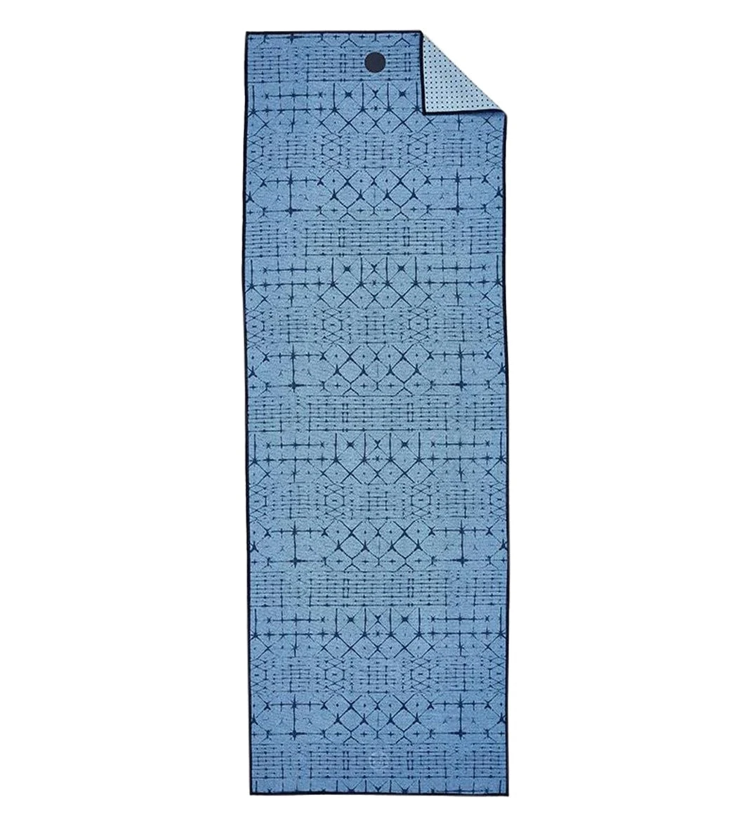 Manduka Yogitoes® Yoga Mat Towel, 71" Star Dye Clear Blue 4 Manduka Yogitoes® Yoga Mat Towel, 71" Star Dye Clear Blue - Image 4