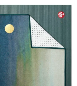Manduka Yogitoes® Yoga Mat Towel, 71" Emerald Growth -ZenFlow Outlet Store 7139077488683 emeraldgrowth 4a