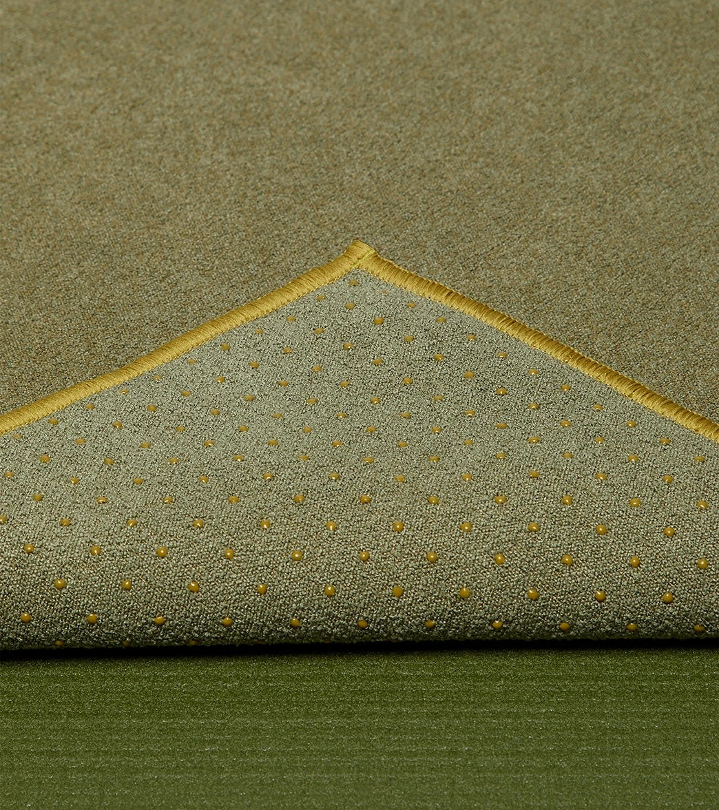 Manduka Yogitoes® Yoga Mat Towel, 71" Earth 2 Manduka Yogitoes® Yoga Mat Towel, 71" Earth - Image 2