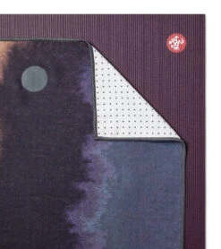 Manduka Yogitoes® Yoga Mat Towel, 71" Diamond Truth 6 Manduka Yogitoes® Yoga Mat Towel, 71" Diamond Truth -ZenFlow Outlet Store 7139077718059 diamondtruth 4a